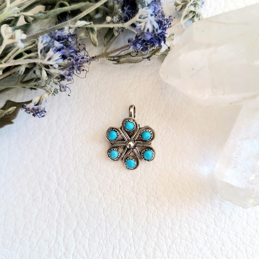 Boho turquoise flower pendant